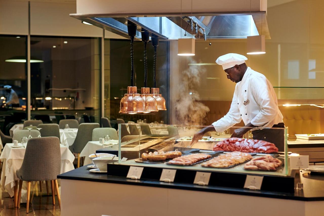 Hipotels Playa De Palma Palace&Spa (Adults Only) Ngoại thất bức ảnh A chef at work